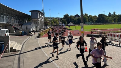 Jugendliche laufen aus dem Stadion Grendelmatte