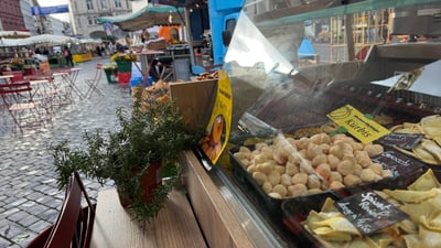 Strassenmarktstand mit Snacks und Pflanzen.