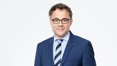 Das Bild zeigt ein Portrait von Regierungsrat Kaspar Sutter. Er trägt einen Anzug mit Krawatte.