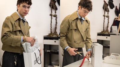 Person packt eine Einkaufstasche in einem Laden ein.