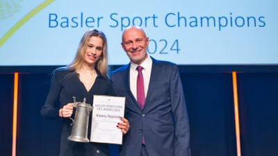 Sportlerin des Jahres Kimmy Repond und Leiter Leistungssport- und Nachwuchsförderung Sandro Penta auf Bühne, Basler Sport Champions 2024