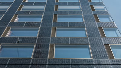 Fassade den Amts für Umwelt und Energie in Basel mit Photovoltaik-Panels.