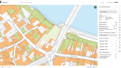 Stadtplan mit Gebäuden und Strassen an einem Flussufer.