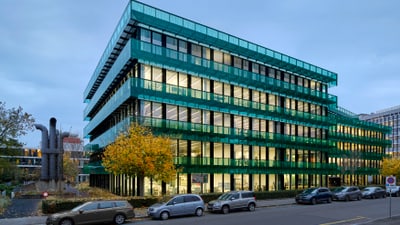 odernes Gebäude bei Dämmerung mit Glasfassaden