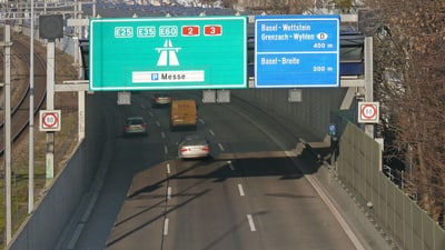 Autobahntunnel mit Verkehrsschildern nach Basel.