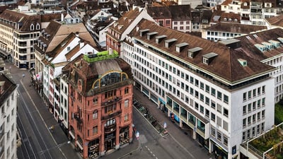 Luftaufnahme von historischen Gebäuden in einer Stadtstrasse.