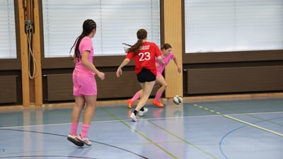 Jugendliches Mädchen-Fussballspiel in der Sporthalle.