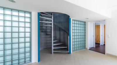 Glasbausteine und Wendeltreppe in Maisonettewohnung
