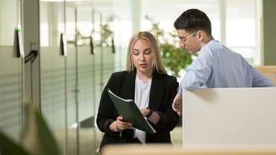 Geschäftsgespräch in einem modernen Büro.