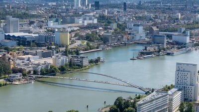 Luftaufnahme der Stadt mit Fluss und Brücke.