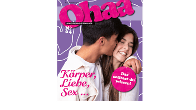 Lächelndes Paar auf Zeitschriftencover mit rosa Texten auf lila Hintergrund.