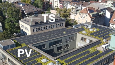 Dächer mit Solarpaneelen und Markierungen TS und PV.