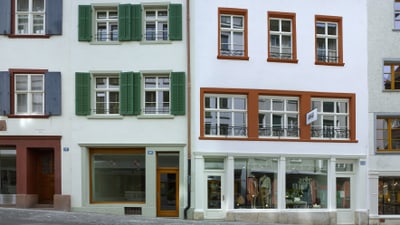 Fassade von zwei traditionellen Gebäuden in einer Altstadtstrasse.