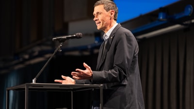 Prof. Dr. Siegfried Nagel der Universität Bern hält ein Kurzreferat zu freiwilligem Engagement im Sport