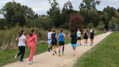 Kinder joggen auf einem Weg Richtung Grendelmatte in Riehen