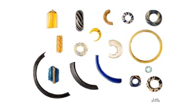 Verschiedene antike Glasperlen und Ringe.