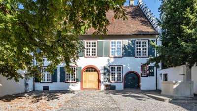 Lüscherhaus in Riehen mit Vorhof.