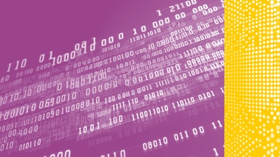 Binärcode auf lila Hintergrund mit gelbem Musterstreifen.