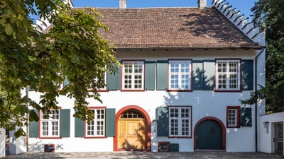 Frontansicht des Lüscherhauses in Riehen