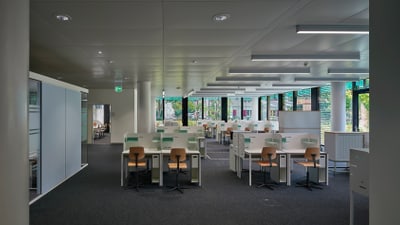 Lernraum mit Tischen und Stühlen