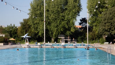 Freibad mit Bäumen im Hintergrund.