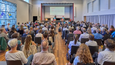 Gruppe von Menschen im Auditorium des VIA Businesscenters, die dem SDG Flag Day 2026 folgen.