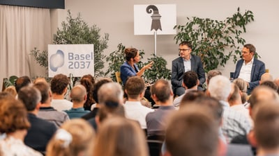 Podiumsdiskussion bei Basel 2037 Event mit Publikum.