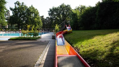 Rutsche neben einem Freibad.