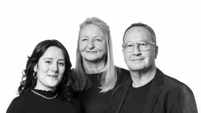 Schwarz-weiss Porträt von drei Personen vor weissem Hintergrund.