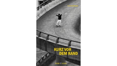 Skateboarder auf Autobahnkurve, Buchcover 'Kurz vor dem Rand'.