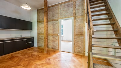 Küche mit Holzboden und Treppe