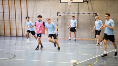 Jugendliche spielen Futsal