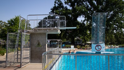 Schwimmbad mit Sprungturm und Pool.