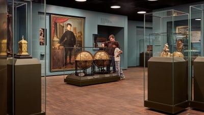 Museumsausstellung mit Kunstwerken und antiken Artefakten.