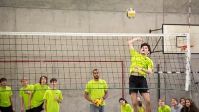 Jugendliche spielen Volleyball