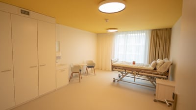 Modernes Schlafzimmer für Menschen mit körperlicher Behinderung in warmen Tönen