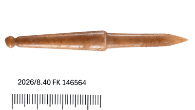 Steinwerkzeug mit spitzem Ende, Massstab unten.
