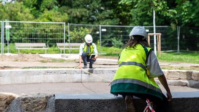 Zwei Mitarbeitende der Stadtgärtnerei bei ihrer Arbeit.