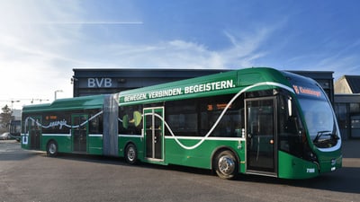 Grüner Elektrobus vor dem BVB-Gebäude.