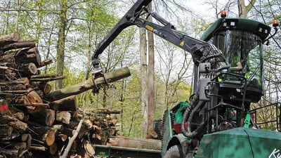 Forstgerät für Holzentnahme im Wald.