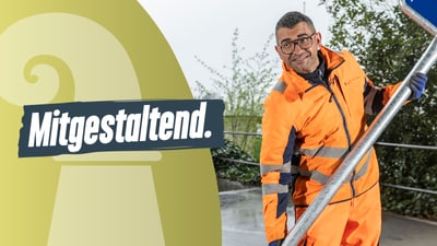 Mann in orangefarbener Arbeitskleidung mit Strassenschild, Text 'Mitgestaltend.'.