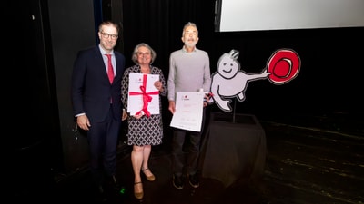 Conradin Cramer steht neben Ursula Baum und Urs Waldburger, die ihre schappo Urkunden in den Händen halten.