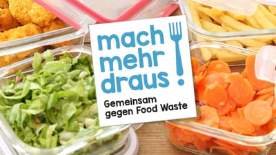 Lebensmittel in Behältern mit Anti-Food-Waste-Text.