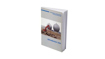 Aufgestelltes Buch mit Bild eines Baggers auf dem Cover, Jahresbericht 1998.