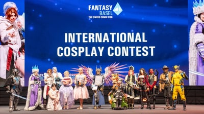 Teilnehmer am Internationalen Cosplay-Wettbewerb auf Fantasy Basel Bühne.