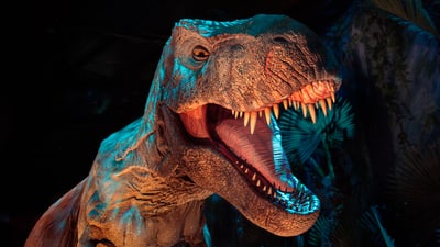 Dinosaurierskulptur der Jurassic World Ausstellung.