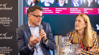 Kaspar Sutter spricht im Podium des WEF Events