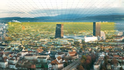 Stadt mit hohen Gebäuden und digitalem Netzwerk-Overlay am Himmel.