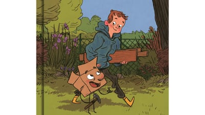 Zwei fröhliche Kinder im Garten mit Holz und Karton verkleidet.