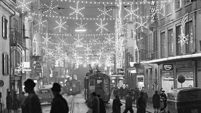 Weihnachtsbeleuchtung und Passanten in der Steinenvorstadt am 4. Dezember 1963",